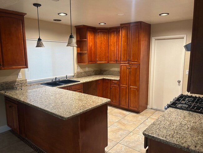 Building Photo - 956 N Sandalwood Ave