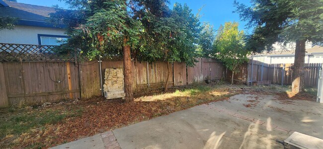 Building Photo - 3 Bedroom Elk Grove Home