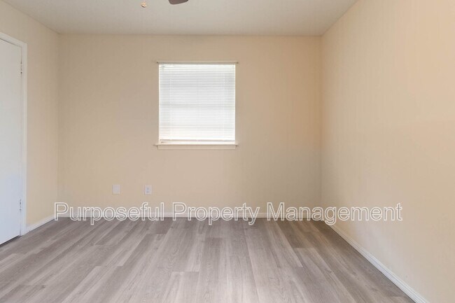 Building Photo - 518 N Ponca Ave