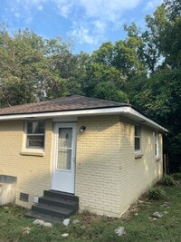 Building Photo - Sylvan Park!