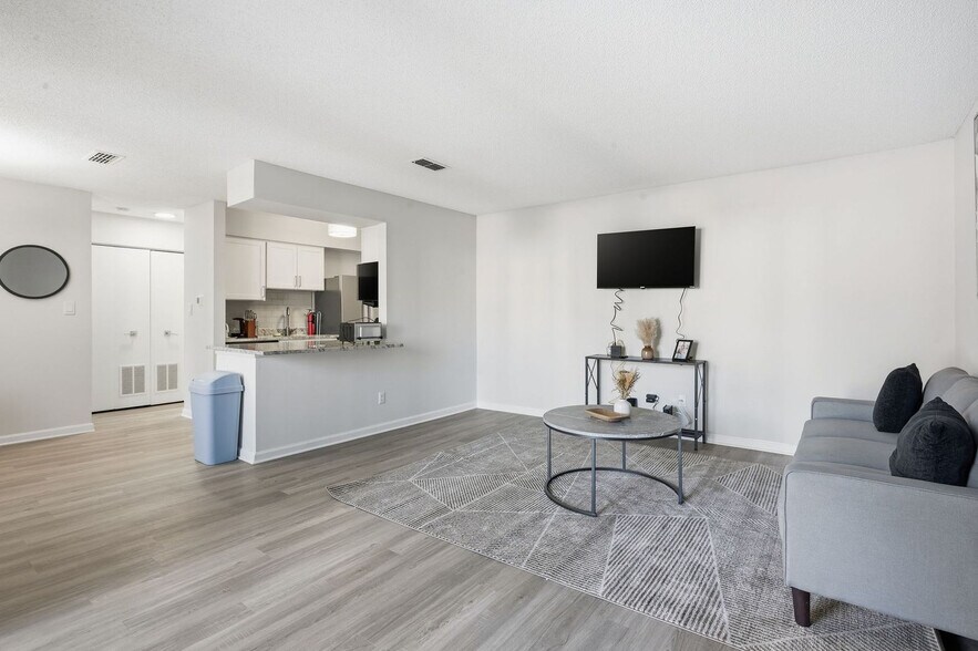Building Photo - 2301 Deer Path Cir