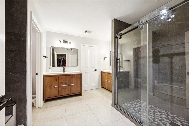 Building Photo - 6426 E Linpar Ct