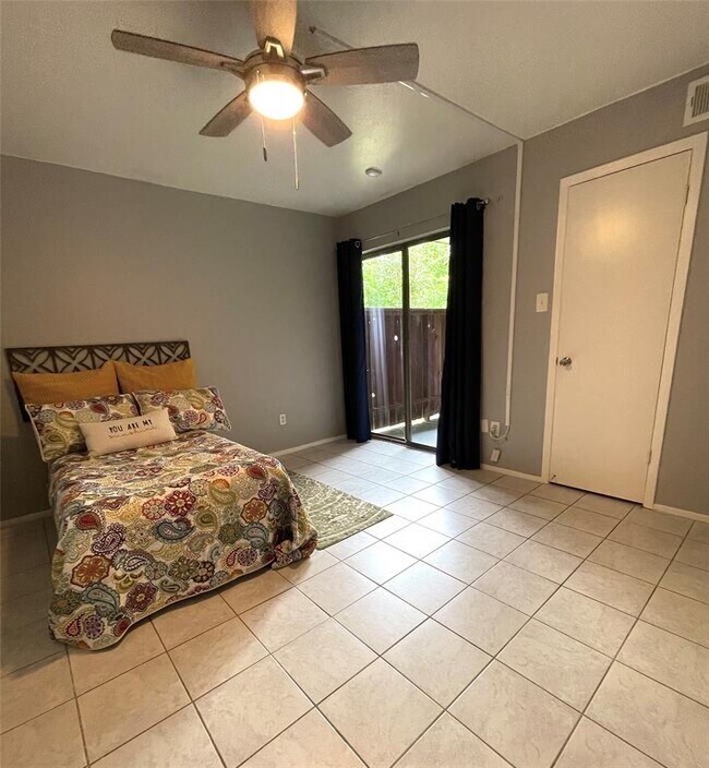 Building Photo - 3300 Pebblebrook Dr