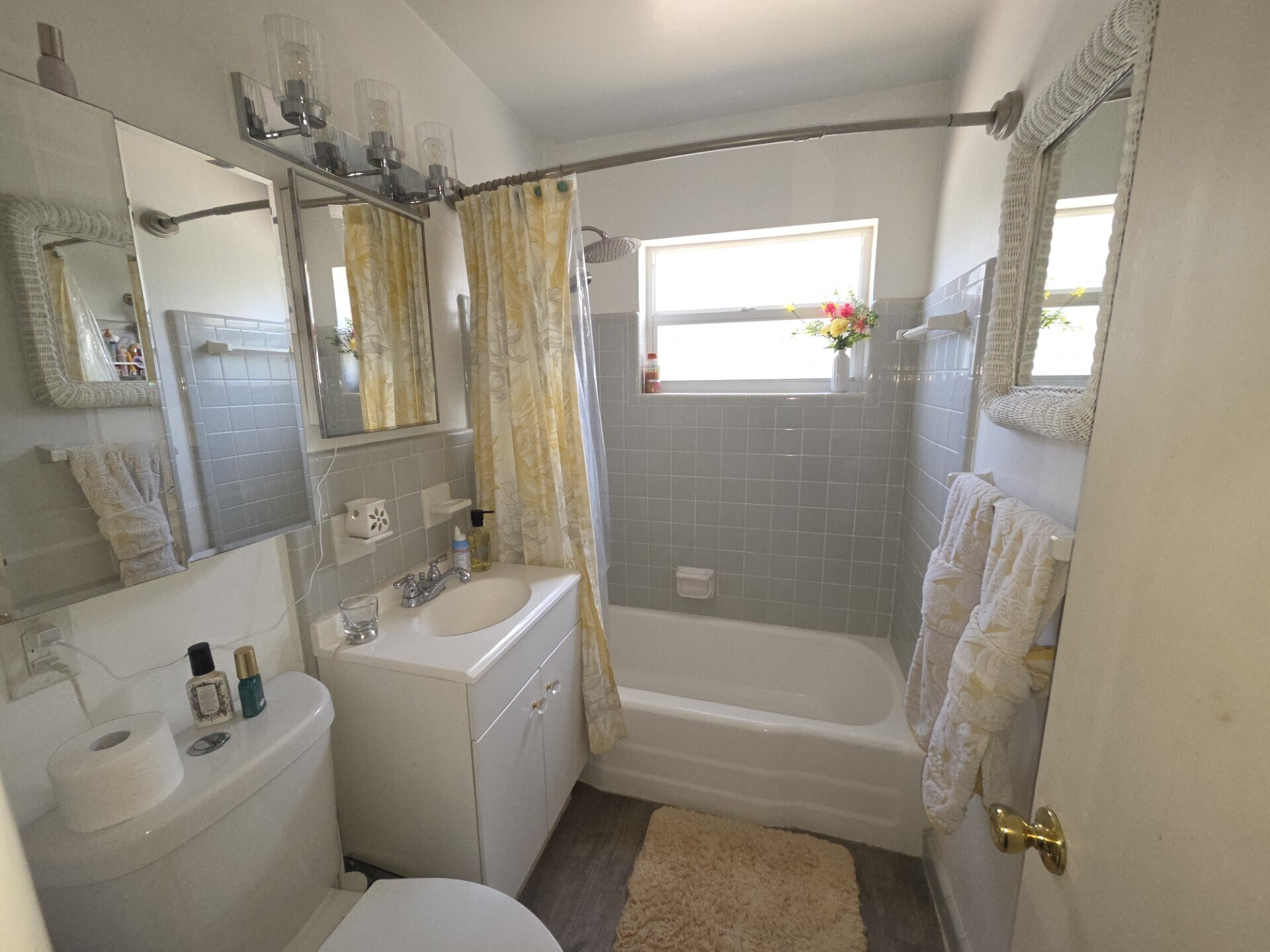 Fabulous 50's bathroom - 1010 Delaney Ave