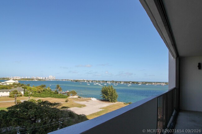 Building Photo - 5600 N Flagler Dr