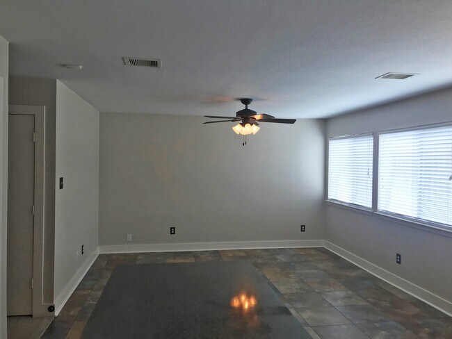 Building Photo - 26885 Kings Park Hollow Dr