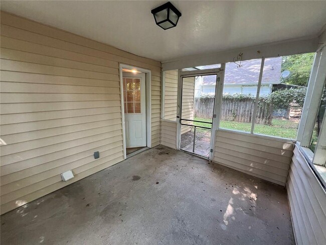 Building Photo - 2735 Fairlane Dr