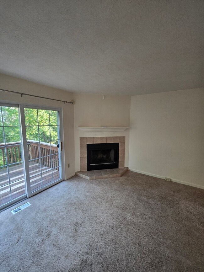 Building Photo - Spacious 3-bedroom Hampton townhome