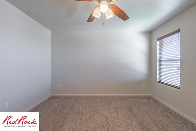 Building Photo - Lovely townhome with Community Pool!