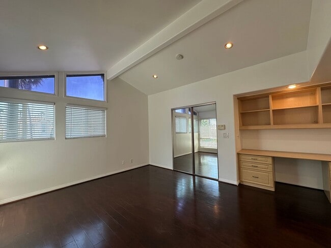 Building Photo - Huntington Beach Home