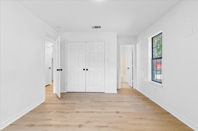 Building Photo - 910 Willow Dr
