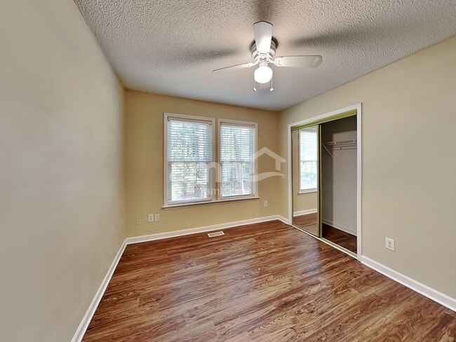 Building Photo - 1004 Moat Ct