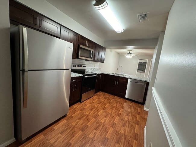 Building Photo - Spacious 3 bedroom, 2 bathrooms multiplex unit.