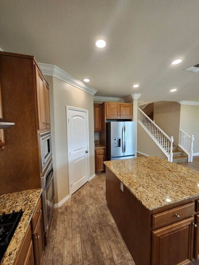 Building Photo - Luxurious 4-Bedroom View Home in Desirable...