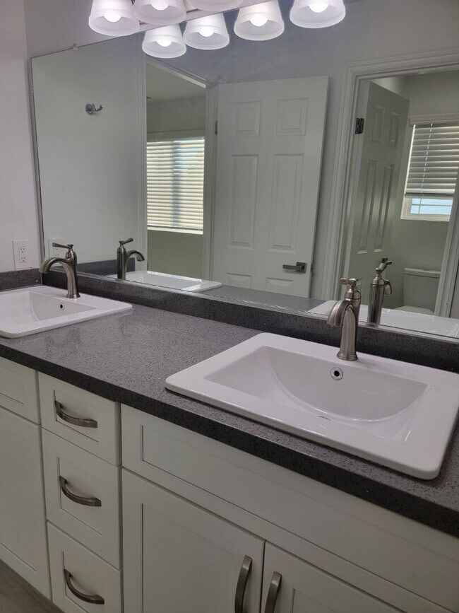 Building Photo - New Gas Range & Refrigerator.  Spacious rooms, private yard and RV parking.  Must see - Won't las...