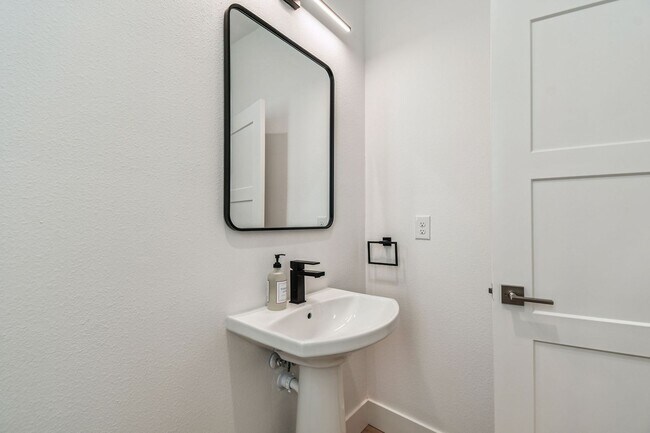 Building Photo - A charming coastal townhouse, just minutes from downtown St. Pete!