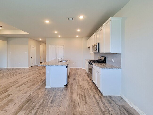 Building Photo - Quiet Cul De Sac! Tray Ceiling in Family & Primary suite. Wood Like Tile, Modern Gray Walls, Grea...