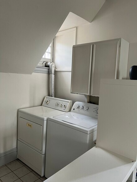 in unit laundery full size - 402 S Winebiddle St