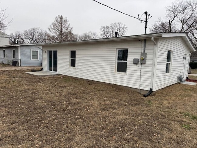 Building Photo - Three Bedroom, One Bath for Rent