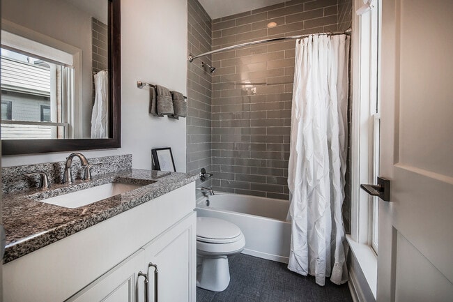 Building Photo - 118 W Starr Ave