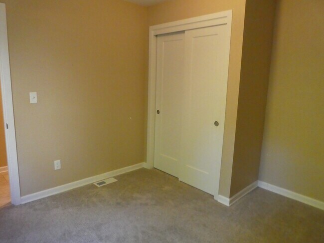 Building Photo - 1420 Dollar St