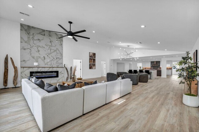 Building Photo - Meticulously renovated single-story contem...