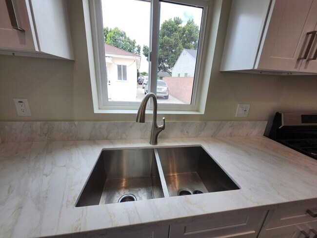 Building Photo - 13420 Harvest Ave