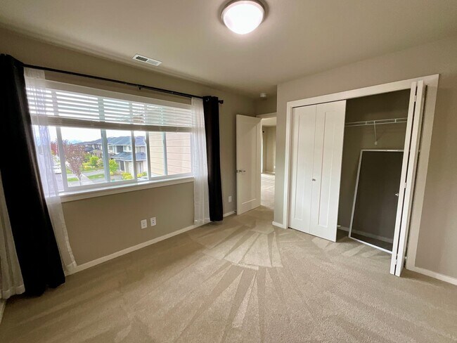 Building Photo - Beautiful and Spacious 4 Bedroom Home in M...