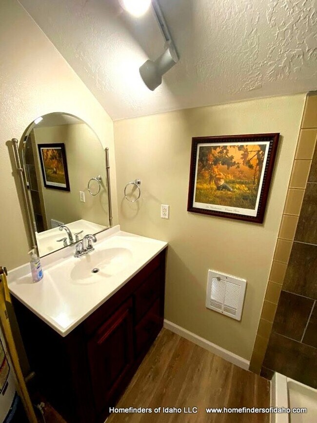 Building Photo - Charming North-end Loft Apartment!