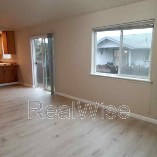 Building Photo - 3172 Forest Hills Dr