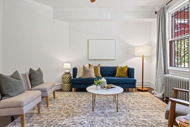 Building Photo - Gorgeous, Spacious 4BR with Updated Kitche...