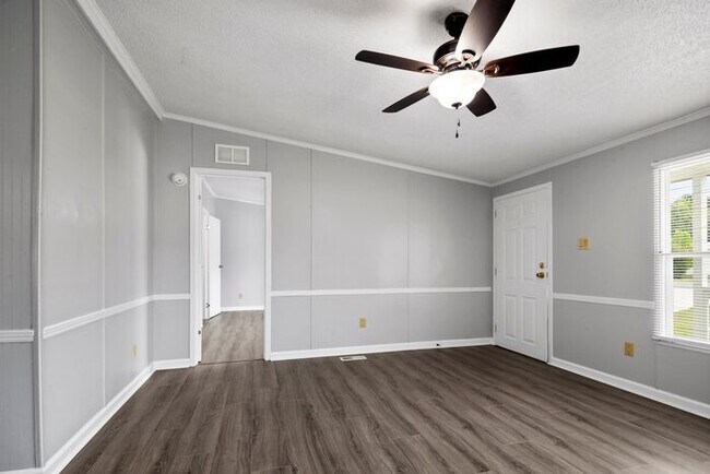 Building Photo - 3 Bed 2 Bath Home Close to Fort Bragg
