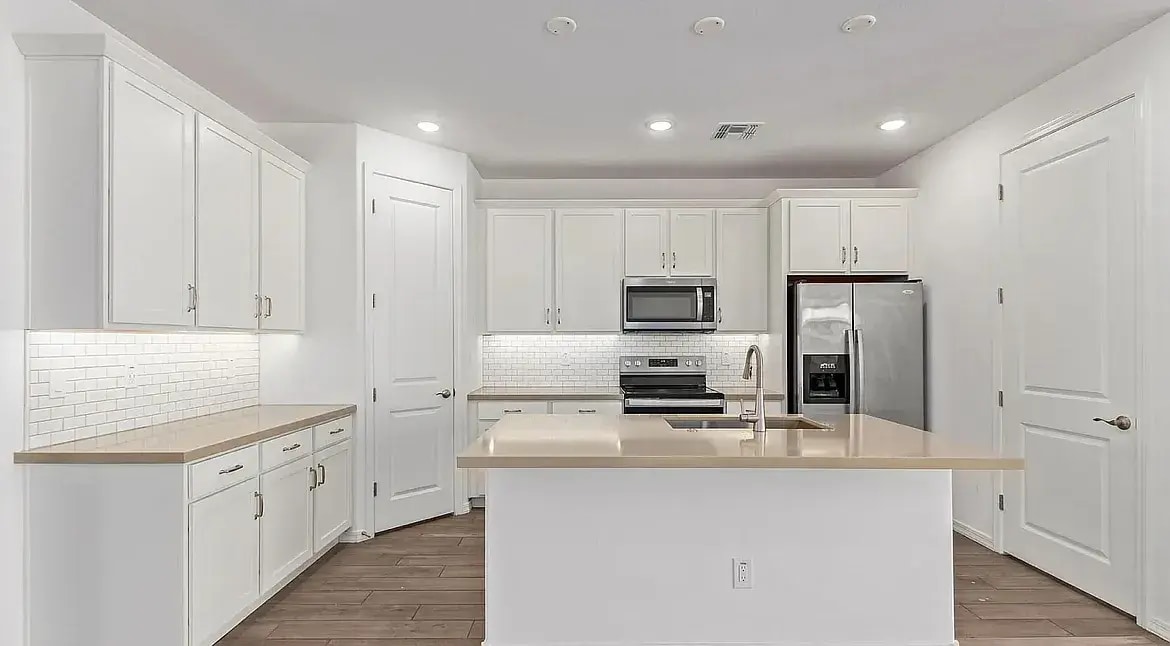 Building Photo - 15128 W Hadley St