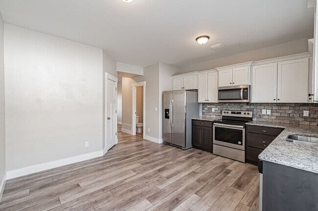 Building Photo - 654 S Saturn Ave