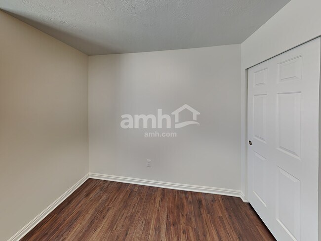 Building Photo - 949 580 E