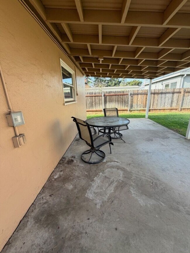 Building Photo - Charming 3-Bedroom Home on a Corner Lot