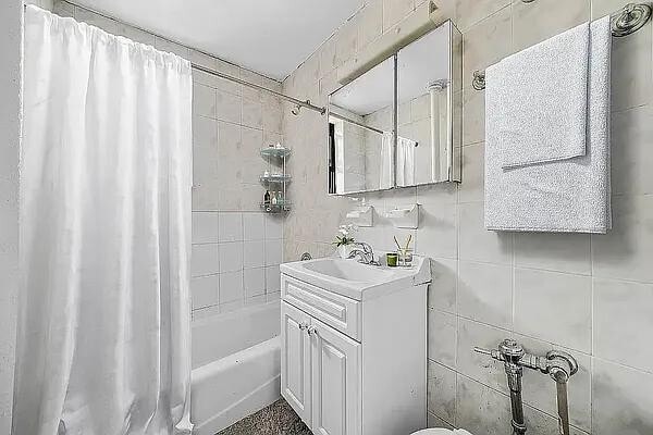 Building Photo - 215 W 101st St