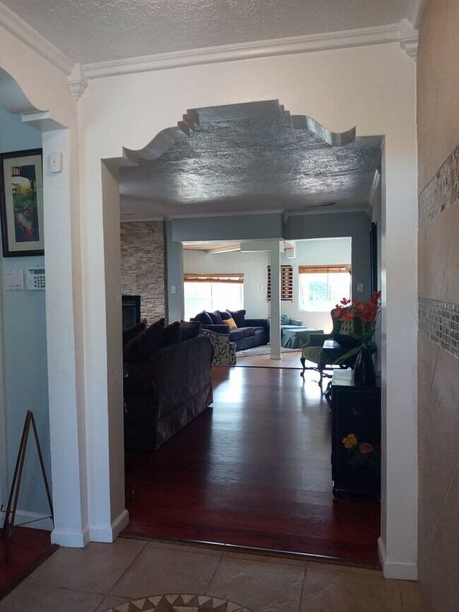 Building Photo - RIO RANCHO-FOUR BEDROOM HOUSE-Furnished