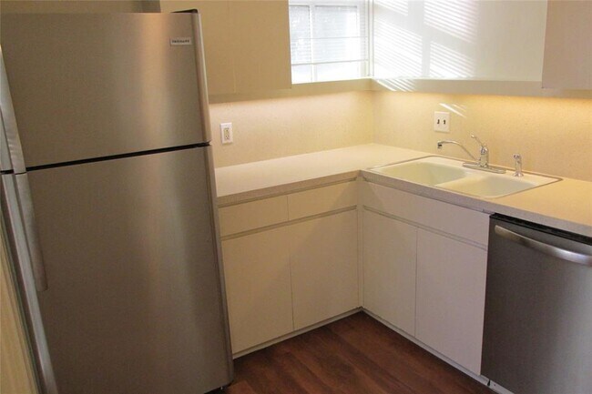 Building Photo - 800 San Antonio St