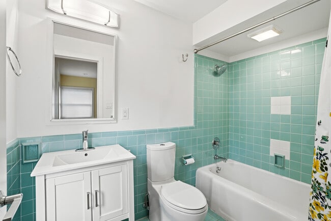 Building Photo - 4515 N Lake Dr