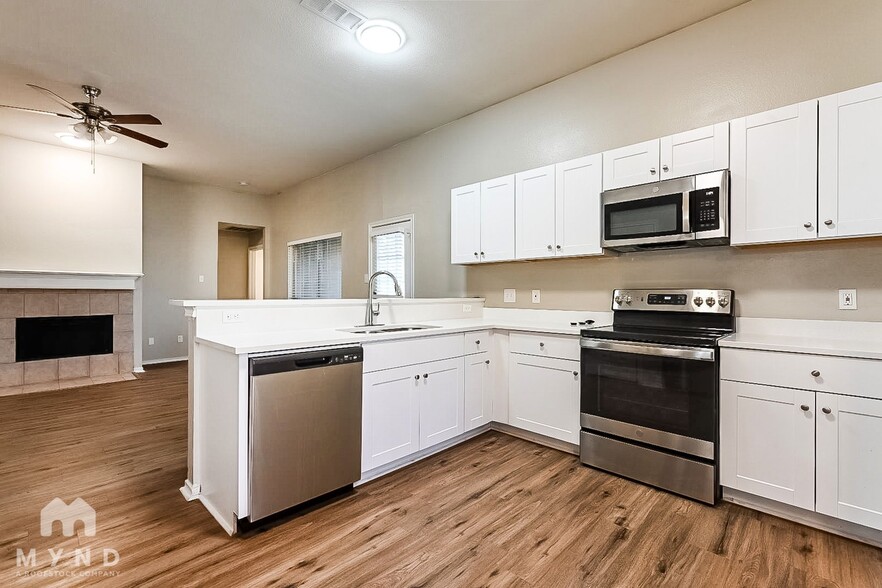 Building Photo - 2526 Sunset Dr