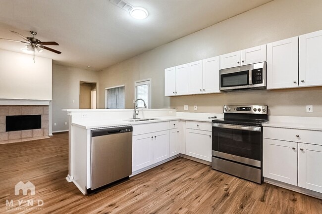 Building Photo - 2526 Sunset Dr