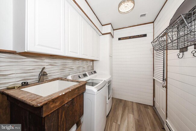 Building Photo - 127 Lark Dr