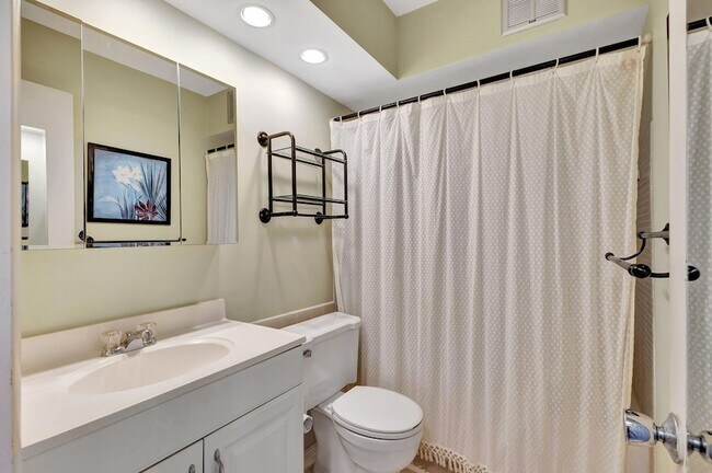 Building Photo - 100 Shore Ct