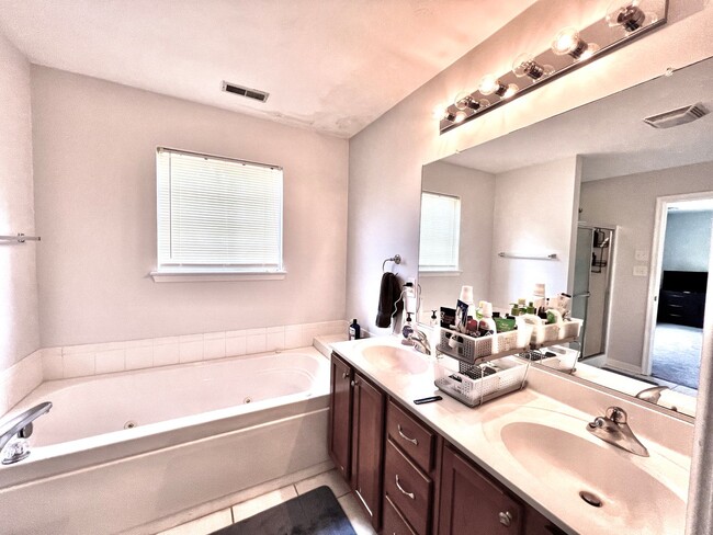 Building Photo - 4 bedroom home in Oceanview, Norfolk