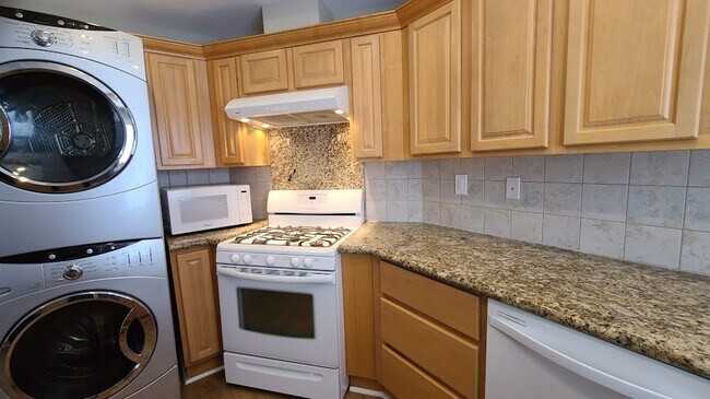 kitchen range/exhaust - 1471 S Wooster St