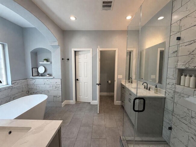 Building Photo - 2536 Crenshaw Dr