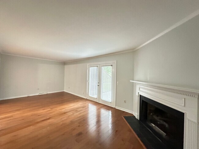 Building Photo - 3 BR 2 1/2 BA Townhome with Community Pool