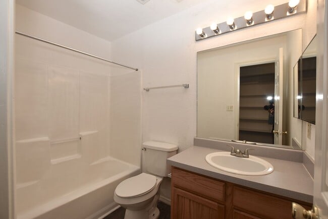 Building Photo - 921-923 Sagewood Trail