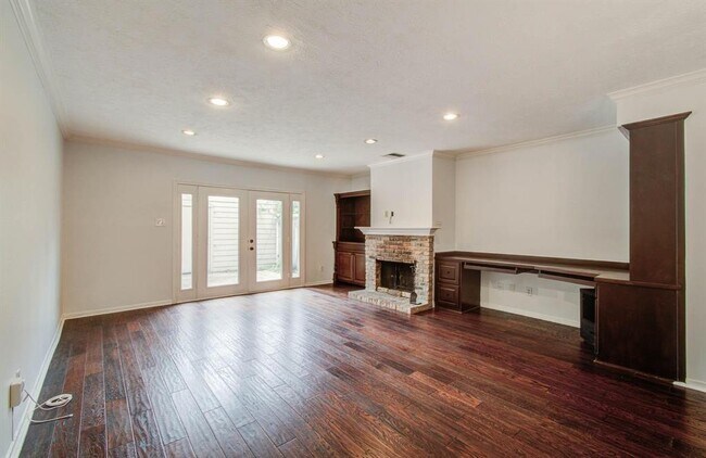 Building Photo - 926 Memorial Village Dr